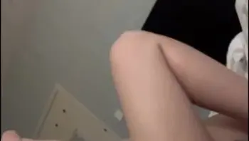网约JK机车妹深夜一起飙车兜风，路上闲聊我说养了一只喜欢翻跟斗的猫，她吵着要看，结果被我带回出租屋对她下起了毒手！