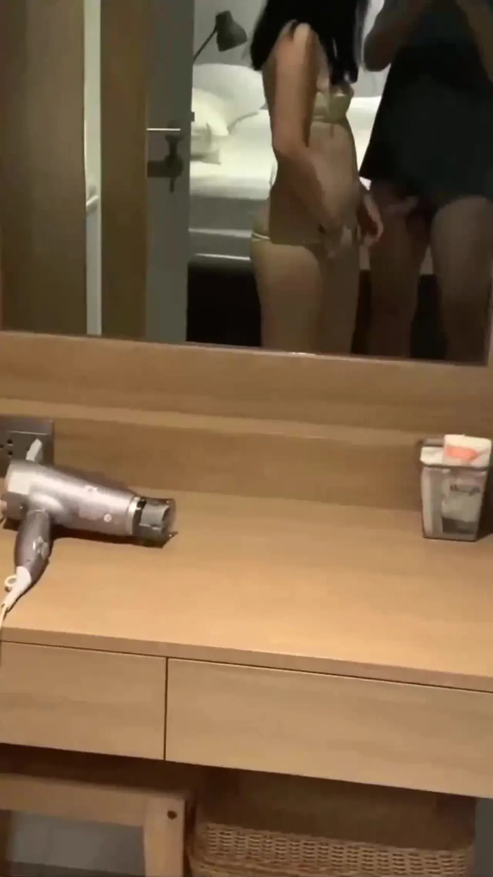 超刺激的旅行性爱！女友会的姿势超多叫声超好听，全程配合最后全射给了她！