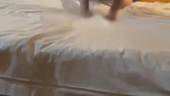 宇宙的琴弦 把自己的美艳淫荡娇妻贡献给自己的小学同学后入抽插内射 自己一旁打飞机