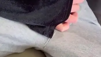 约上好兄弟一起3P狂操自己老婆，用手抠弄阴蒂 插入白虎穴狂喷淫水，前后一起用无套鸡巴抽插内射骚妻