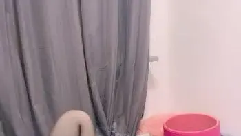 D罩杯风骚大奶小骚货很会玩诱惑 ，半脱下黑丝翘起双腿揉穴 ，开档丝袜圆润美臀 ，扭动小腰看着非常诱人