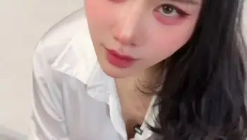 和老板出差，瞒着男朋友，没想到男朋友一直打电话来，在老板的示意下，一边doi一边和男友视频通话...