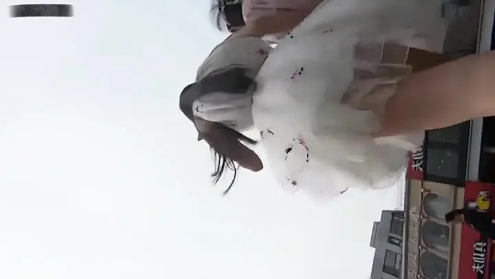 【户外抄底】手持偷拍太紧张了，蹲在校园门口抄底偷拍大学妹子浓毛大黑逼清晰可见