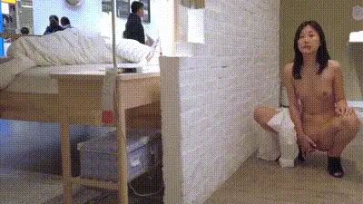 【街拍】胆大的骚逼美女，在商场，公共场合，沙发上撩开衣服扣穴，摸奶子，超级刺激的场景，趁没人赶紧自慰，手指插进骚逼抽插 动图预览