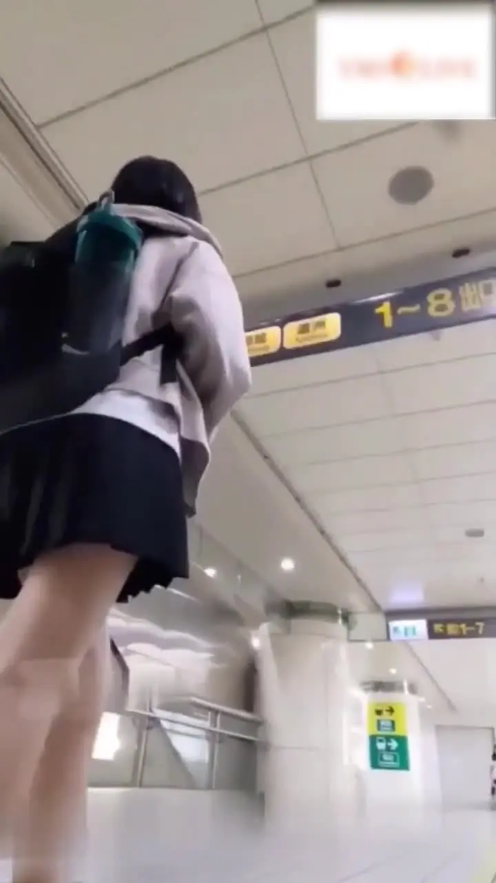 大神尾随跟踪偷拍没穿内裤的学生妹掀裙偷拍小穴高清特写