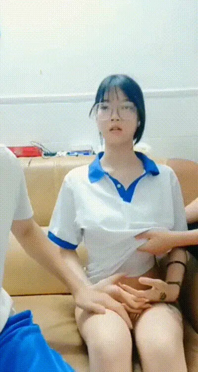 大学女神女生宿舍自慰抠着骚穴闻着臭逼 动图预览