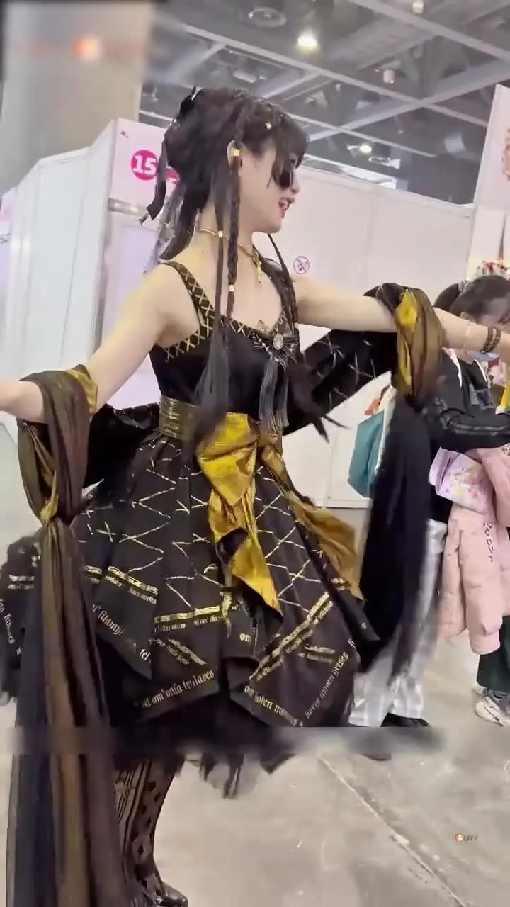 【漫展抄底】漫展超漂亮的二次元Coser 没穿打底裤！偷拍裙底网袜白内 真诱惑