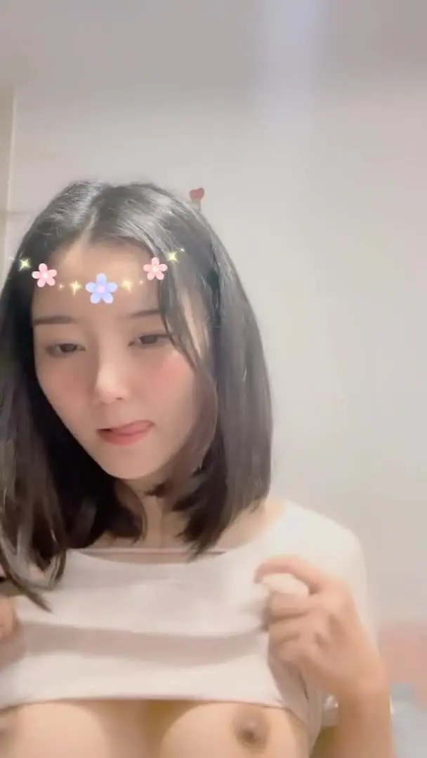 美乳大学生在家开直播掰穴柔逼自慰！