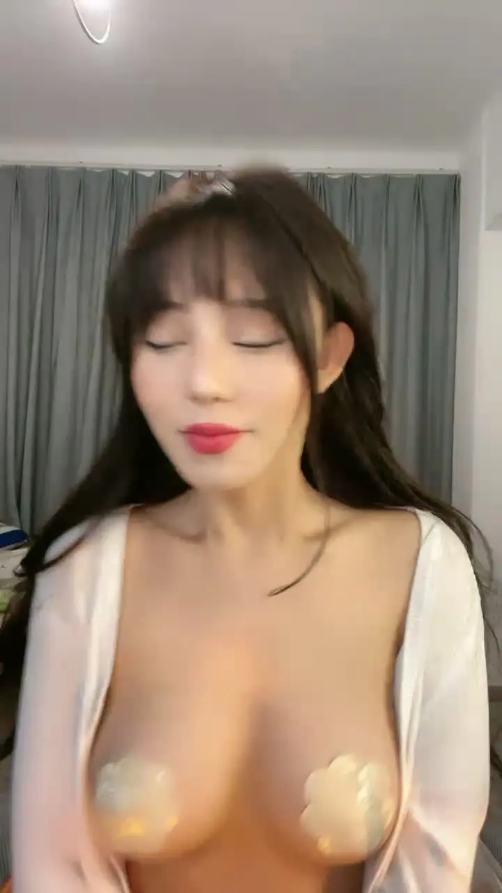 爆乳细腰网红美女多毛骚逼厕所尿尿！