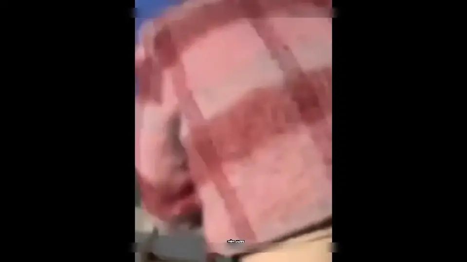 网爆热门事件,两男灌醉妹子开房都不愿意直接在停·车场搞起来,妹子一直不要还是被两畜生轮操