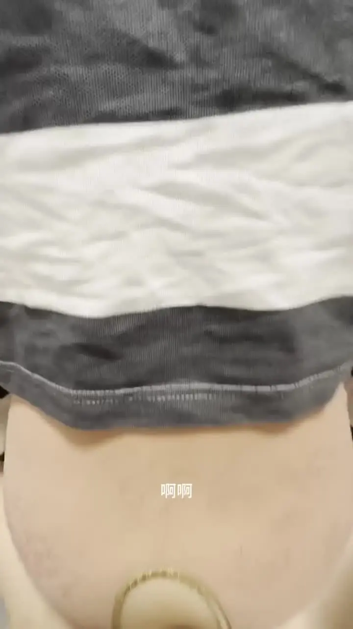 外面全是亲戚，我把小妈按在厕所干她屁眼