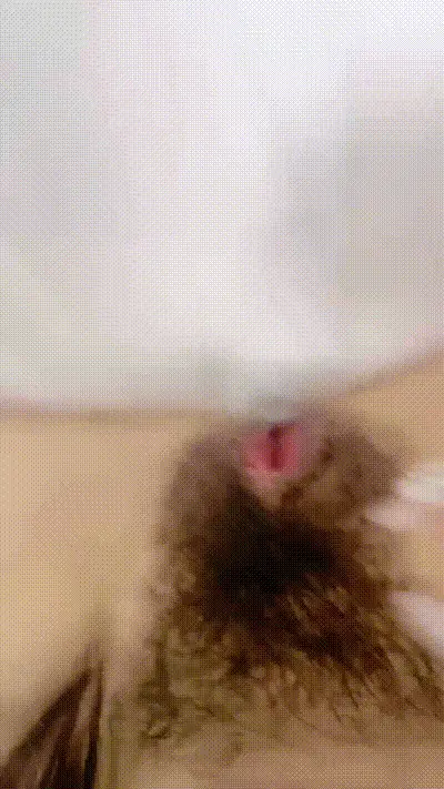 新人近期下海！白皙皮肤超嫩，多毛粉嫩小穴，跳蛋震动自慰 动图预览