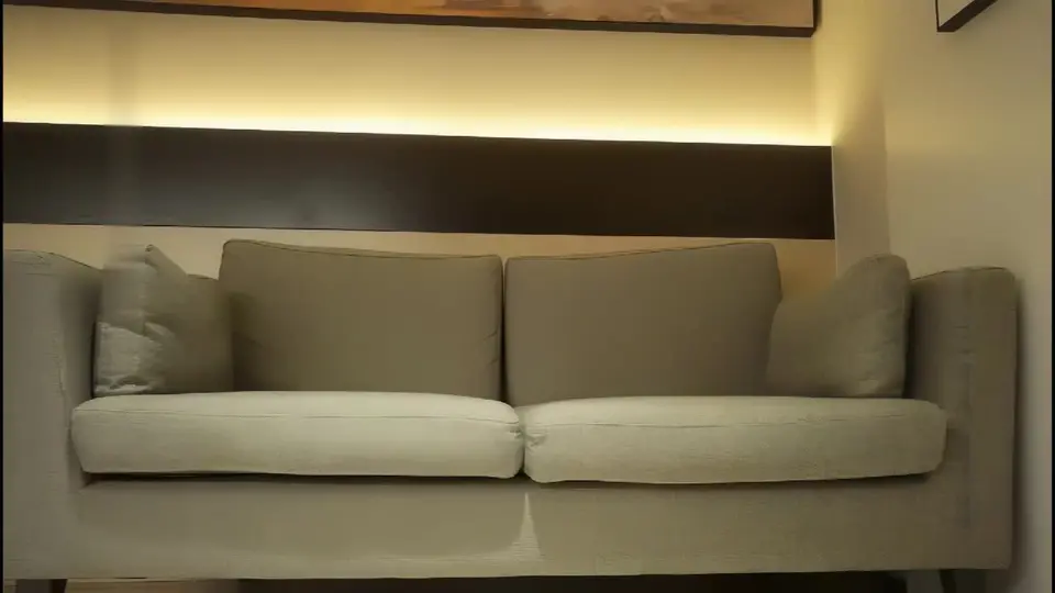 【小宝寻花】苗条妹子沙发舌吻调情，坐在身上张开双腿摸逼，上位骑乘侧入猛操呻吟娇喘