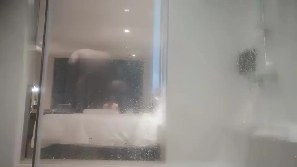 【午夜寻花】牛仔短裤少妇TP啪啪，洗完澡沙发调情一番再到床上操，69口交上位骑乘猛操