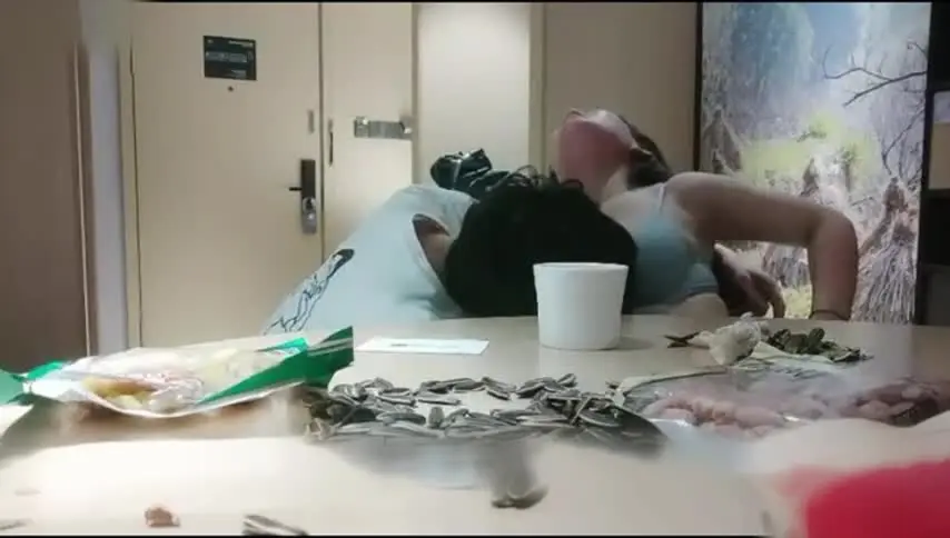 爆操女同事后续，从炮友变成男女朋友，在家喝的微醺再操逼，依然是顶级身材，最大的呻吟还说要给我生儿子！