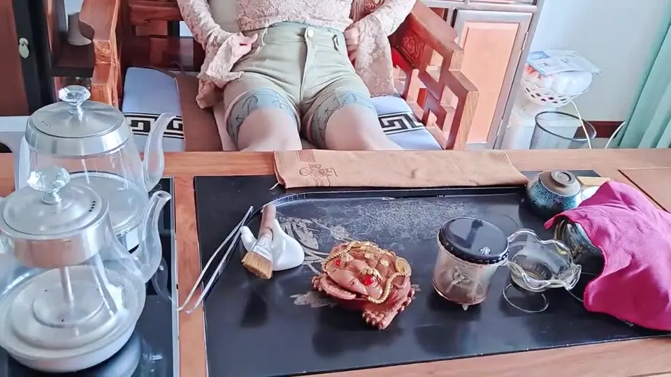 帶騷辦公室暴露，射老媽，在尿到老闆的水壺裡，給老闆也嚐嚐鮮