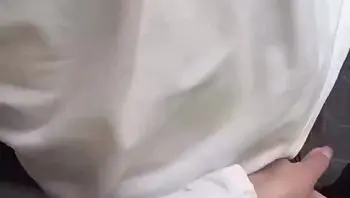 饥渴御姐火车上主动搭讪单男聊天，不停勾搭大胆抚摸大肉棒，最后没忍住躲着乘务员偷偷跑到厕所里面摇起来车震！