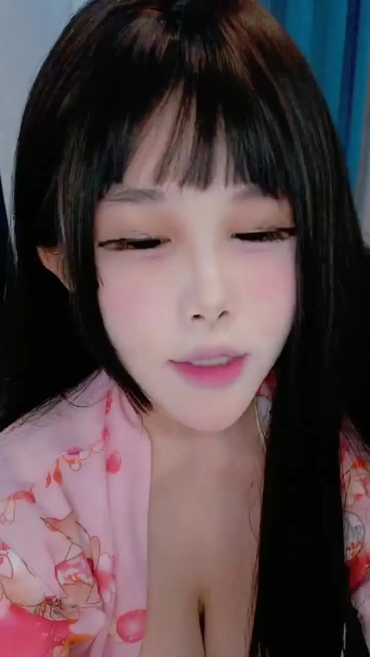 E罩杯小骚货，掏出奶子一顿揉，开裆丝袜无毛骚穴自慰