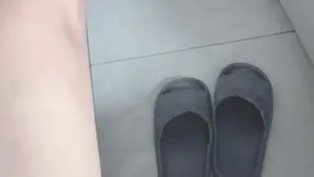 给嫂子送礼物后，两人在床上疯狂做爱，嫂子淫荡无比