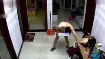 网曝河南人妻出轨监控和自拍流出和情妇在家客厅后入床上开发屁眼对白有趣