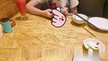 先把她上边的嘴喂饱，再拉到床上喂饱下边的嘴