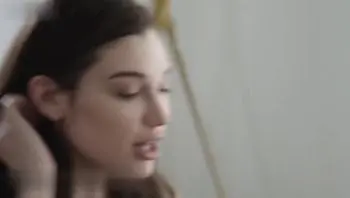 棕发宝贝教她好奇的室友如何喷水和强烈高潮