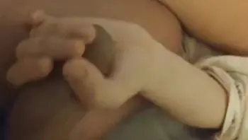 绿帽男把老婆眼睛蒙起来 让单男进入房间玩，让老婆自己把单男玩硬 然后被无套内射 最后绿帽涮锅
