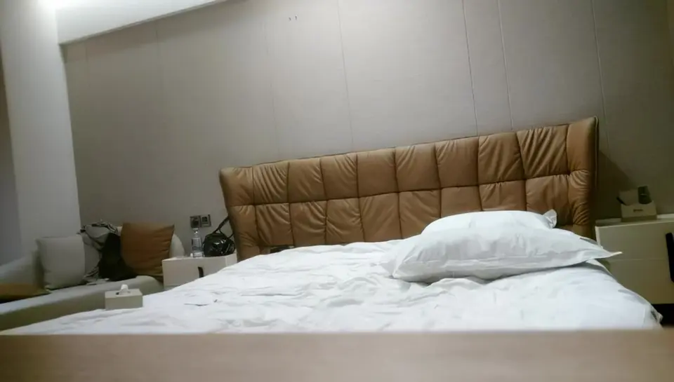 【利哥探花】深夜约操骚御姐！翘起屁股认真舔屌，扶腰后入爆操，大肥臀骑乘位