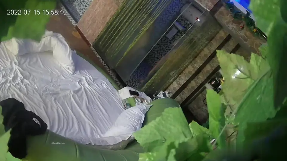 全身如雪的白嫩妹子和眼镜男友开房，眼镜男果然蔫儿坏，最喜欢骑在妹子头上操嘴巴