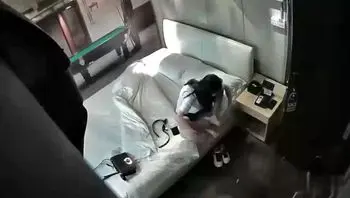 在床上等着男友啪，男友磨磨唧唧地准备了很久，居然不给力 几分钟就缴枪了 失望啊