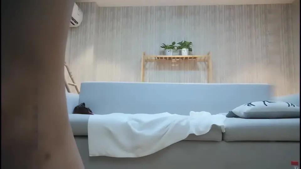 【午夜寻花】约了个黑裙大长腿少妇，扣逼舔奶调情沙发上位骑坐抽插猛操