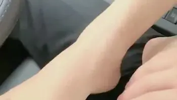 【约大一骚学妹户外车震做爱】我在开车，她在口交，全程淫语对白！操的太猛连车都要操翻了，路人发现后忍不住走过来看！太刺激了！
