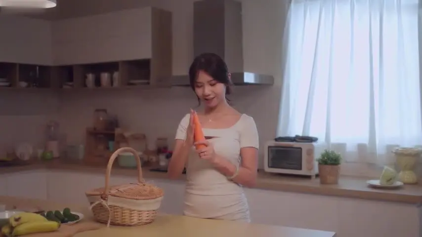 【精彩剧情演绎】家里装修借宿在下属家，哪知他的老婆是我的前任，趁着下属出去喝酒不在家，和前任在家旧情复燃，人妻感满满！