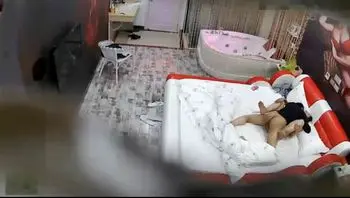 小伙和单位少妇开房偷情猛操女的擦逼时才发现说流了好多血