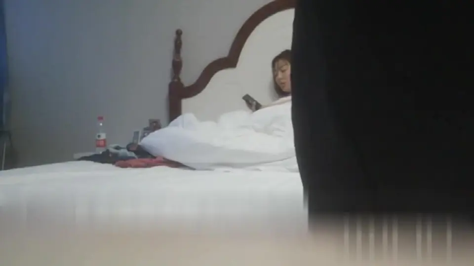 新婚少妇趁她老公不在家，约我去她新搬的婚房中做爱