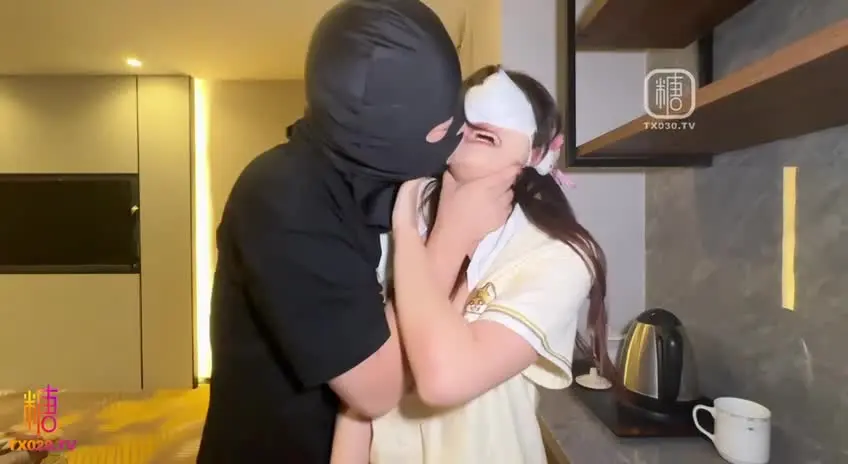 继妹的梦魇 巨乳琪琪被继哥强行插入操穴内射精液顺着嫩穴流出