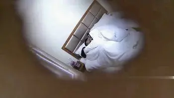 男的自言自语说道 没想到今天这么快，女生假意给他一巴掌，打到眼睛了，要满足她，只能用手