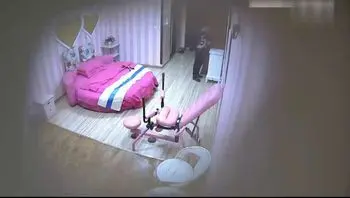 美女下属操的受不了跑到床上后又被拉到情趣椅上继续干!真猛!