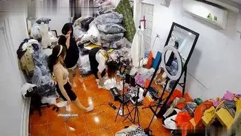 美女直播帶貨賣衣服露點換衣服