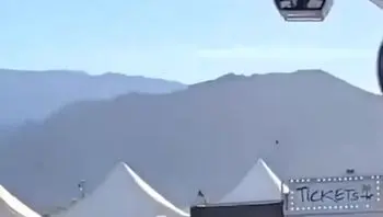 摩天轮刚启动就开吃！饥渴洋妞当众跪舔大鸡巴 舱内上演活春宫 生怕别人看不到 太敢玩了！