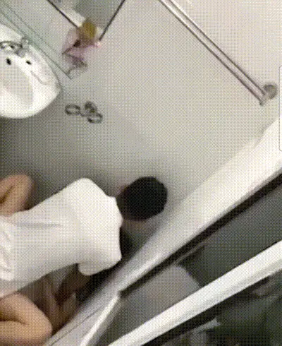 灌醉女同学后拖到厕所强奸！没成想被同学们偷拍！ 动图预览