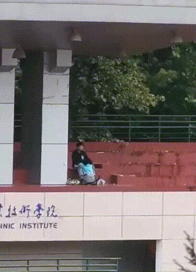 玩出新高度！陕西工业职业技术学院 小情侣看台吃鸡 边扇耳光边深喉 胆子真大！ 动图预览