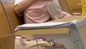 华南理工大学 205教室第一排盖着裙子的小哥哥 表情很冷酷 导的很自然 把旁边的黑衣小哥羡慕坏了！