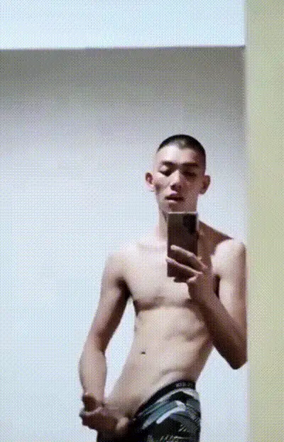 就我这根大屌不得操翻操尿你，来试试呗。 动图预览