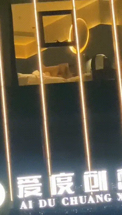 操逼能不能拉个窗帘啊！隆回爱度创想酒店 小情侣打炮不拉窗帘被全网围观！ 动图预览