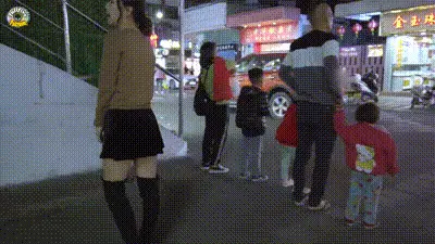 露出精品！肇庆市高要区某步行街 翘臀淫妻街头露出 绿帽跟拍 动图预览