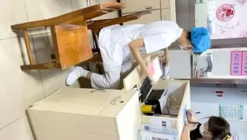 广西职业医院 牛人女厕全景偷拍美女医生