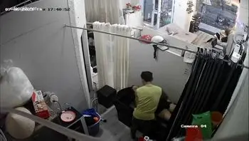 真实监控偷拍！欲姐少妇去发廊洗头 被小鲜肉掐着脖子抠逼舔穴 高潮捂住嘴巴不敢叫出声！
