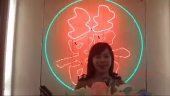 台湾新婚夫妻洞房花烛偷拍视频流出,新娘这口交技术一看平时没少练，长相一般贵在真实