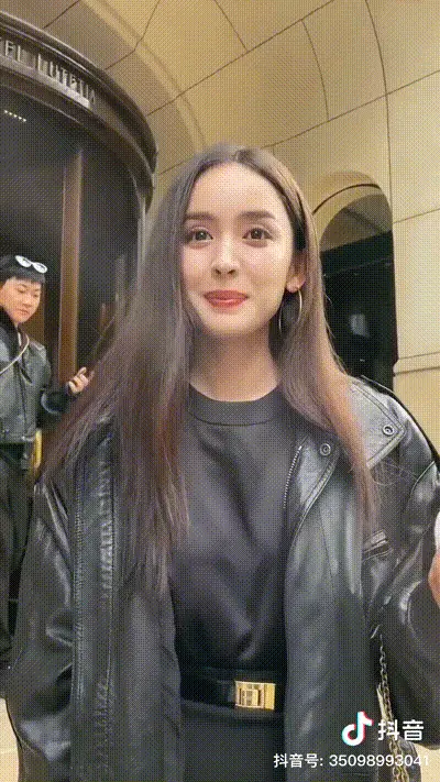 古力娜扎 在国外不穿内衣日常真空凸点被追星小姐姐拍摄发现 动图预览